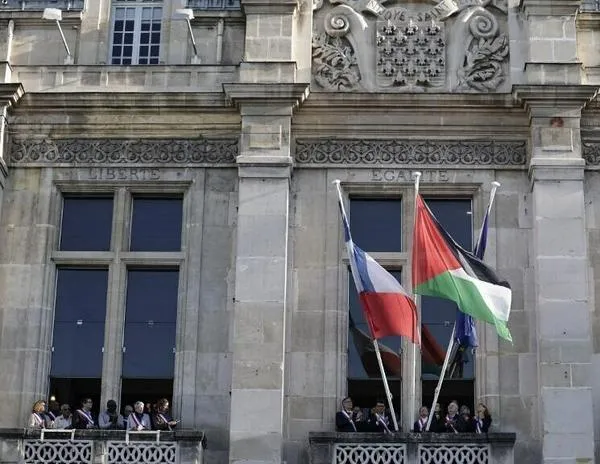 Francia: varias alcaldías desoyen al Gobierno e izan la bandera palestina