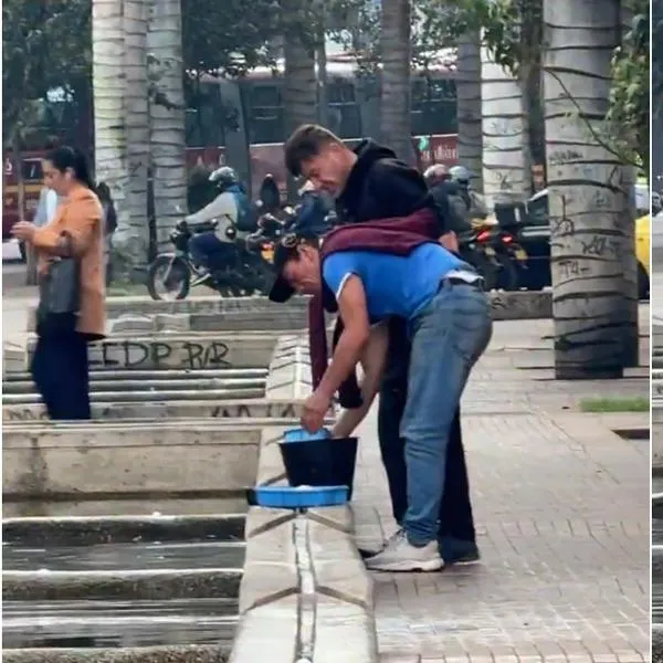 Bogotá: video viral muestra 2 hombres lavando pechugas de pollo en eje ambiental
