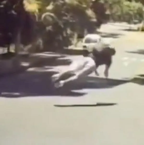 Video: hombre en Medellín se hizo el atropella y se dio contra el piso