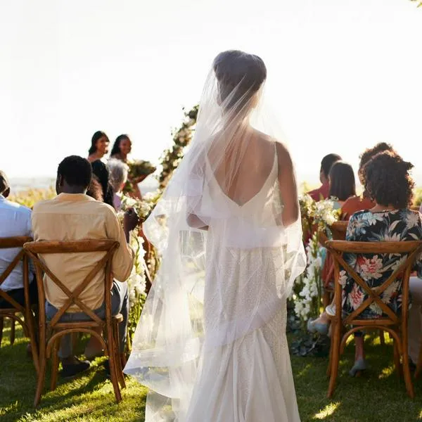 Mujer llegó tarde a boda y sacerdote inició sin ella en Italia