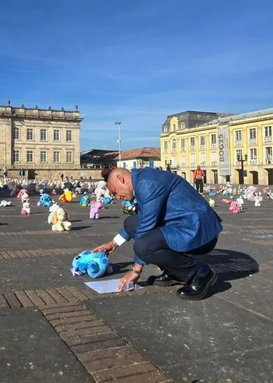 Lluvia de peluches en la Plaza de Bolívar para combatir la explotación infantil