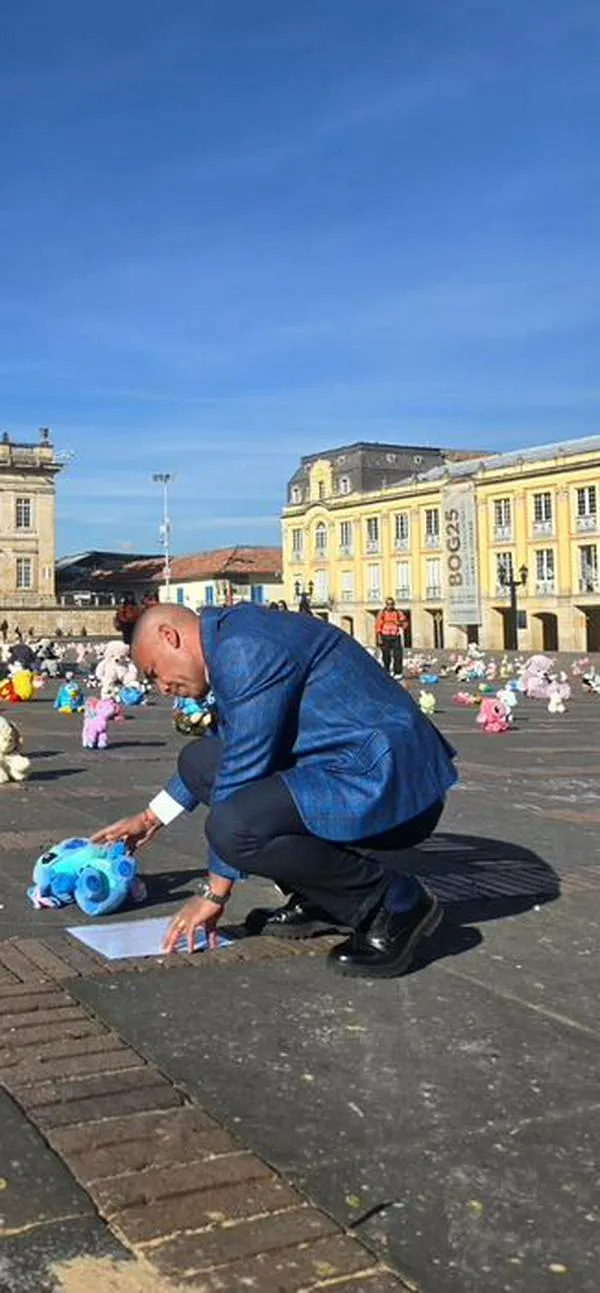 Lluvia de peluches en la Plaza de Bolívar para combatir la explotación infantil