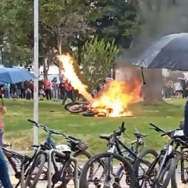 Así fueron incineradas dos motos dentro de la Universidad Nacional de Bogotá