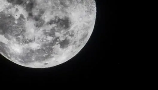 Los minerales de la Luna se estarían oxidando debido al “viento terrestre”