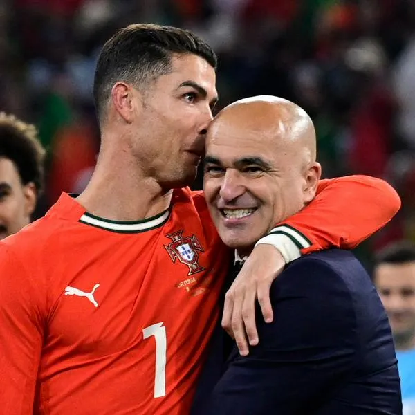 Cristiano Ronaldo junto con Roberto Martínez, su DT en Portugal y a quien le robaron cosas en su casa