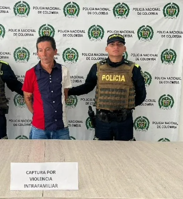 Capturan en Codazzi a hombre de 52 años que golpeaba a su hijastra de 14 años en plena vía pública