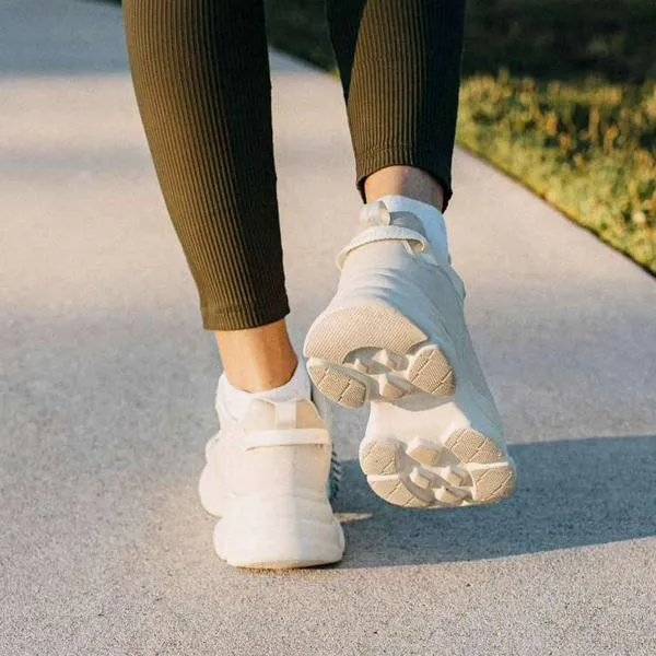 Foto de medias en zapatos, en nota de por qué los zapatos se comen las medias y cómo hacer para corregir ese problema