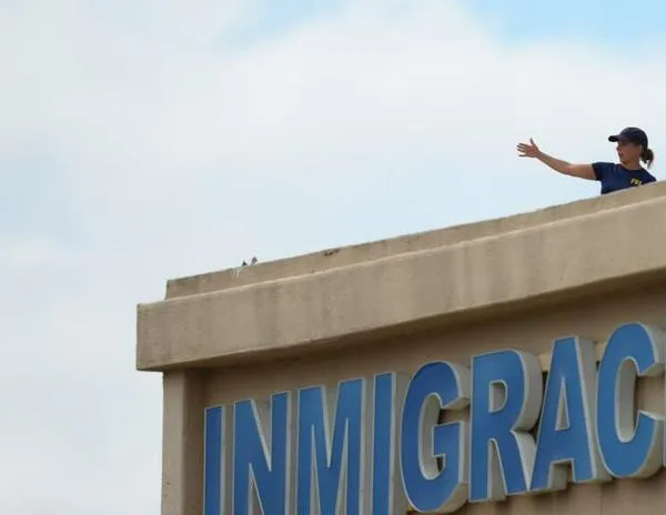 Un tirador ataca las instalaciones del ICE en Dallas, Texas, y mata a un detenido