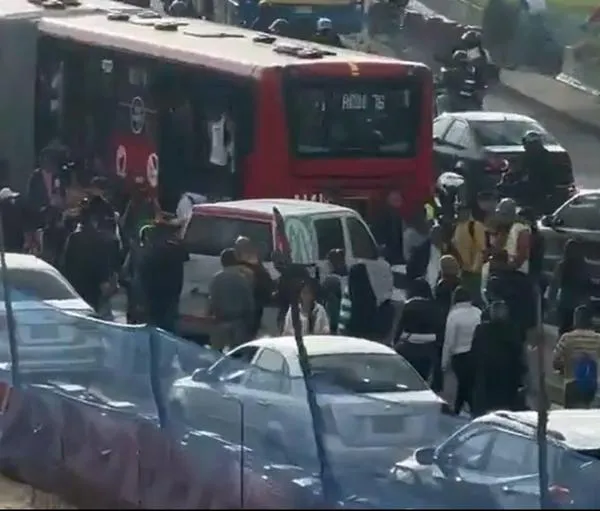 Accidente en la Av. Américas hoy: Transmilenio chocó y personas deben caminar