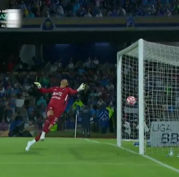 A Kevin Mier le hicieron gol desde la mitad de la cancha con Cruz Azul: video