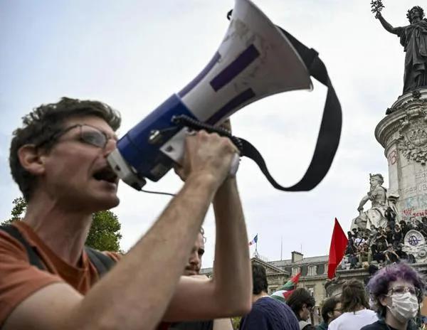 La democracia francesa está en declive, denuncia un informe