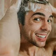 Foto de ducha, en nota de qué es mejor entre bañarse por la mañana o antes de ir a dormir, según la salud