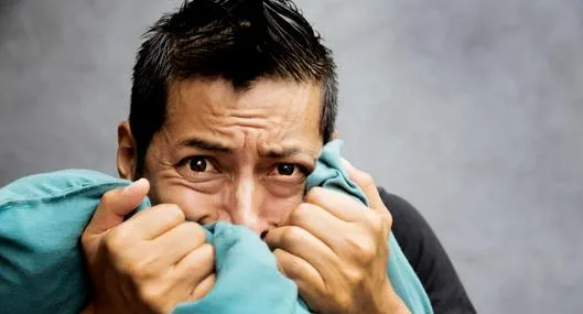 Foto hombre con temor, en nota de cuál es la enfermedad que quita miedo y cómo funciona la amígdala en el cerebro