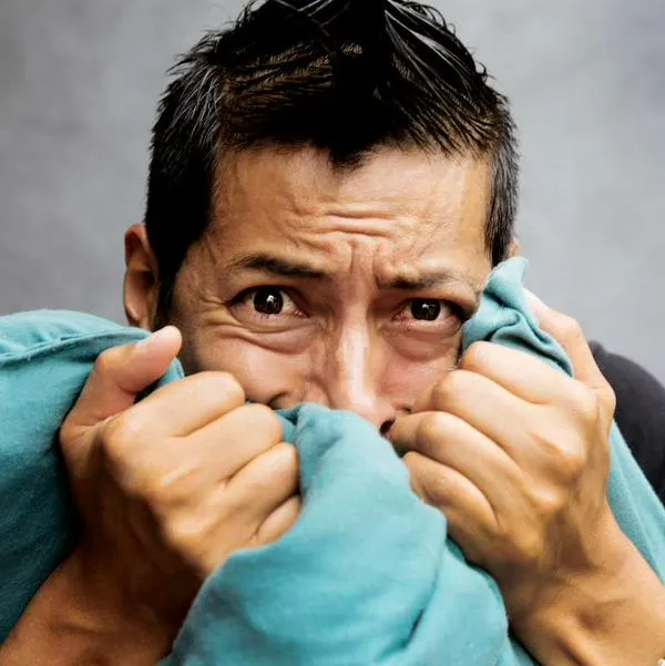 Foto hombre con temor, en nota de cuál es la enfermedad que quita miedo y cómo funciona la amígdala en el cerebro
