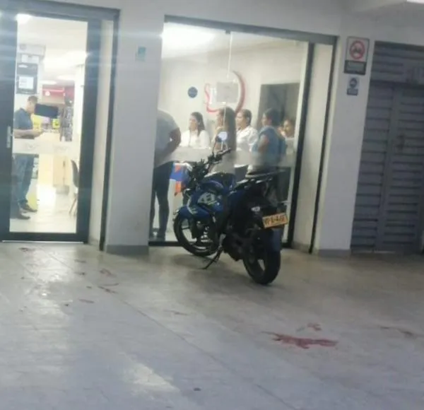 A bala hirieron a comerciante en pleno centro de Valledupar para robarle una cadena de oro en su almacén