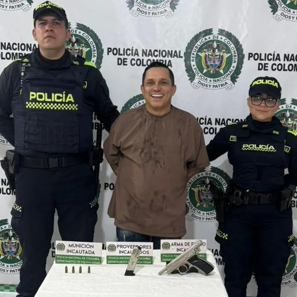 Hombre capturado en Valledupar por dispararle a su pareja posó sonriente en foto de la Policía