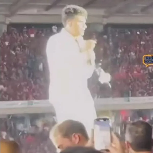 Momento en el que a Silvestre Dangond le arrojan una cerveza durante un concierto y reacciona con calma