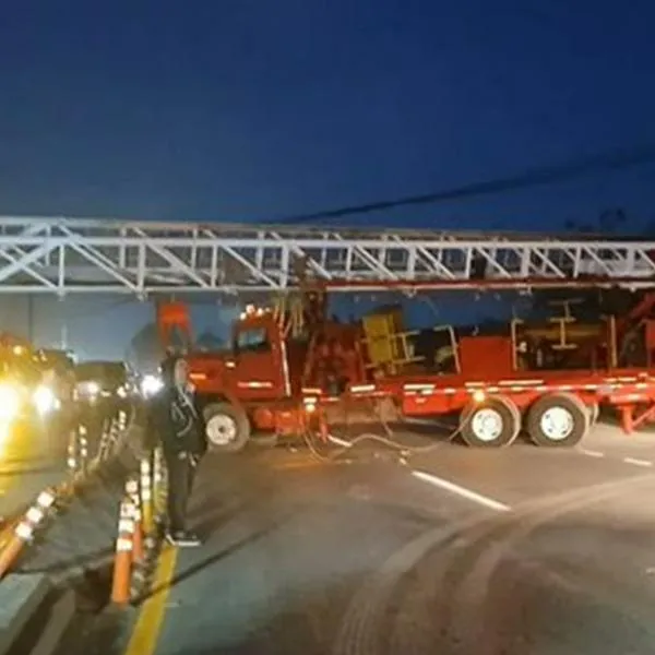 Video accidente de camión paralizó la calle 80 en Bogotá: trancones duros