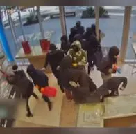 Estados Unidos hoy: 25 ladrones robaron joyería Heller Jewelers en California