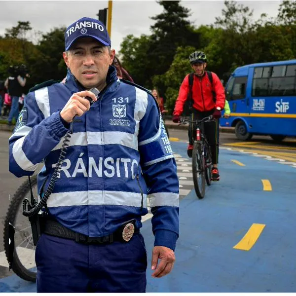 Agentes de tránsito azules Bogotá en ciclorrutas podrían multar motos eléctricas