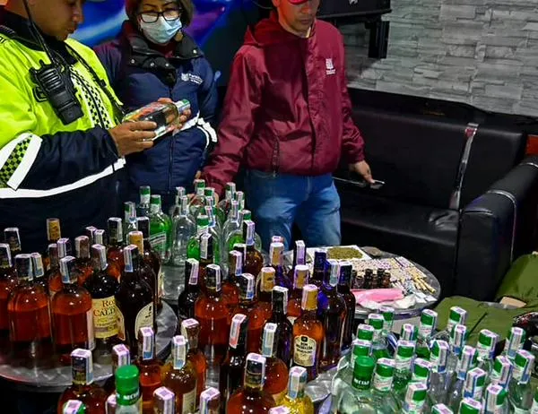 Halladas 19 botellas de licor adulterado y 205 dosis estupefacientes en bares de Engativá, norte de Bogotá 