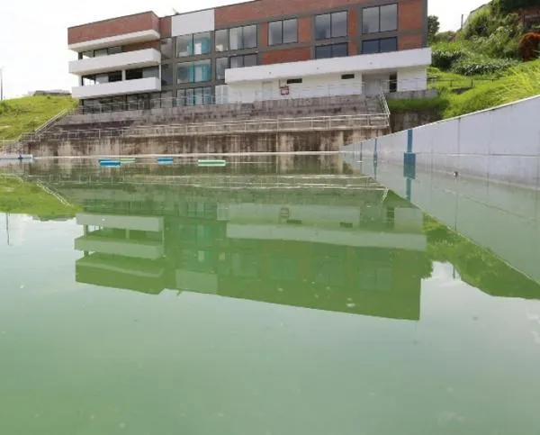 Centro Internacional de Aguas Abiertas de Chinchiná en Caldas: cerrado y a la espera de que lo terminen