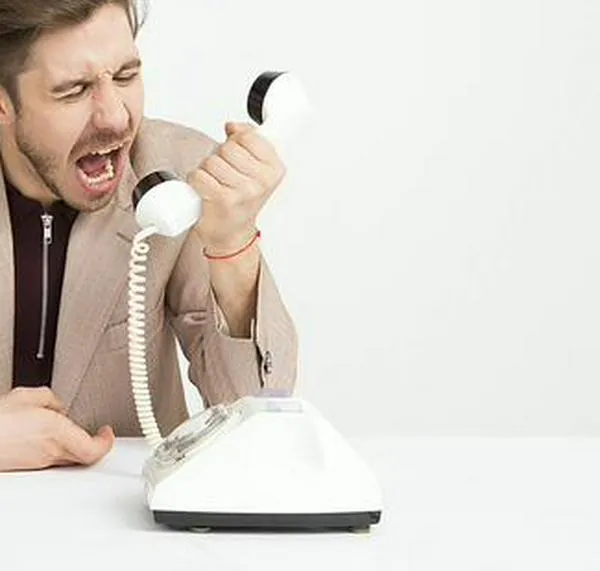 ¿Qué son los fraudes telefónicos y cómo puede prevenirlos?