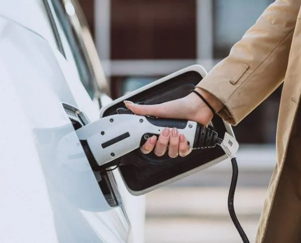 Caldas: carga de vehículos eléctricos en las estaciones de la Chec, ahora con cobro