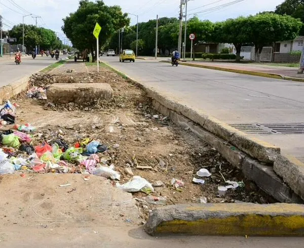 Estas son las líneas para denunciar a quienes arrojan basura en las calles de Valledupar