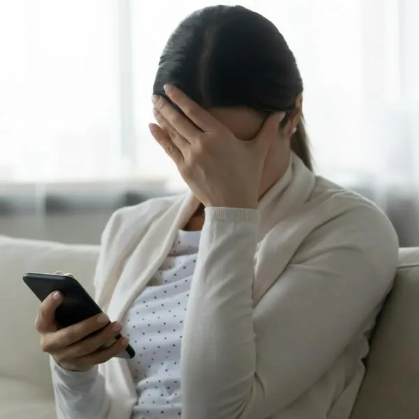 Foto mujer preocupada, en nota de cómo es nueva estafa para robar cuenta de WhatsApp con votaciones, estafa simple