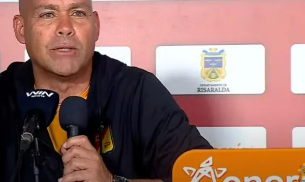 “Preferiría que se quedaran en la casa”: técnico del Pereira arremete contra periodista por cuestionarlo 