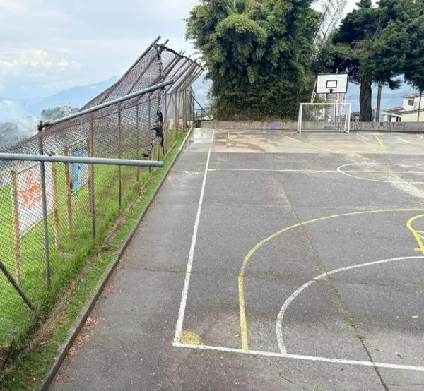 Cancha de microfútbol en el barrio Chipre de Manizales: estado de malla es motivo de alerta para la comunidad
