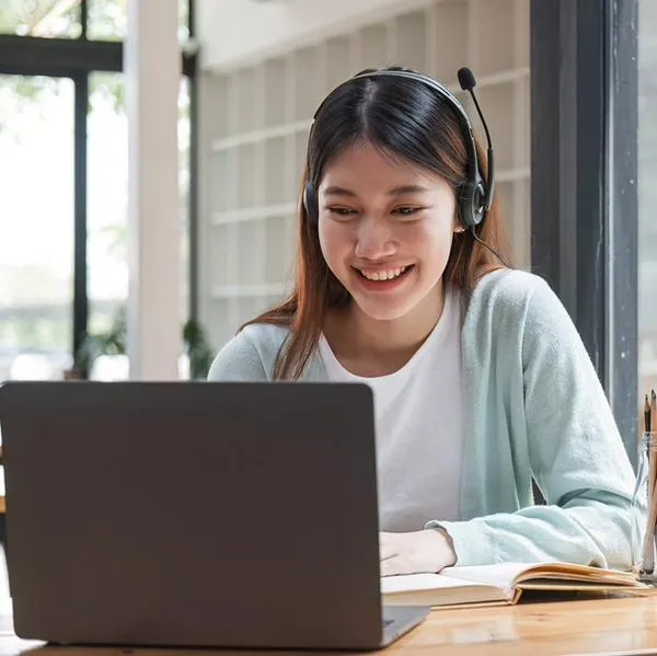Foto de mujer en teletrabajo, en nota de cómo crece teletrabajo en Colombia, cuál es la nueva etapa y un aviso revelador