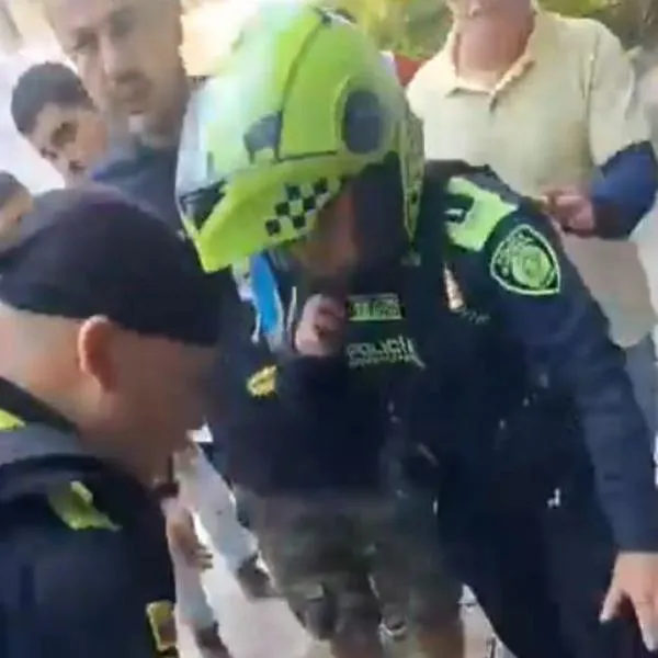 Momento en el que la Policía detiene a unos ladrones que fueron golpeados por robar a una pareja de adultos mayores y causar una balacera