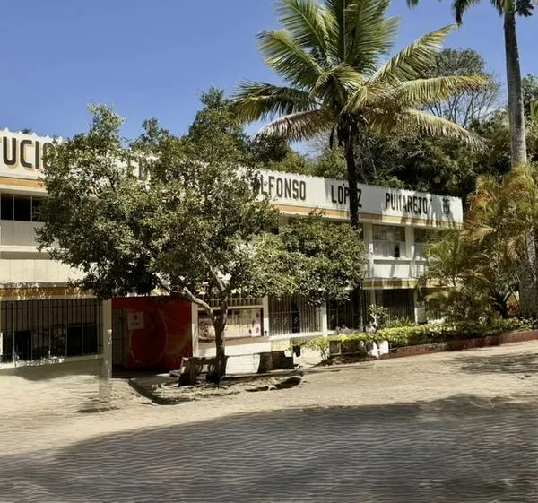 Padres de familia y estudiantes se oponen a demolición de colegio en Río de Oro, Cesar