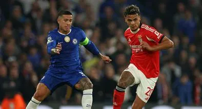 Richard Ríos (der.) disputando un balón con Enzo Fernández (izq.) en el partido Chelsea vs. Benfica por Champions League