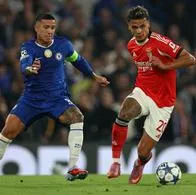Richard Ríos (der.) disputando un balón con Enzo Fernández (izq.) en el partido Chelsea vs. Benfica por Champions League