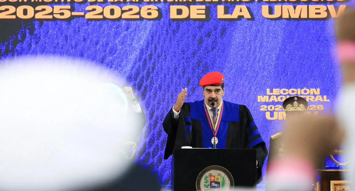 Maduro, al estilo Chávez, lució boina y sacó pecho por reconocimiento militar