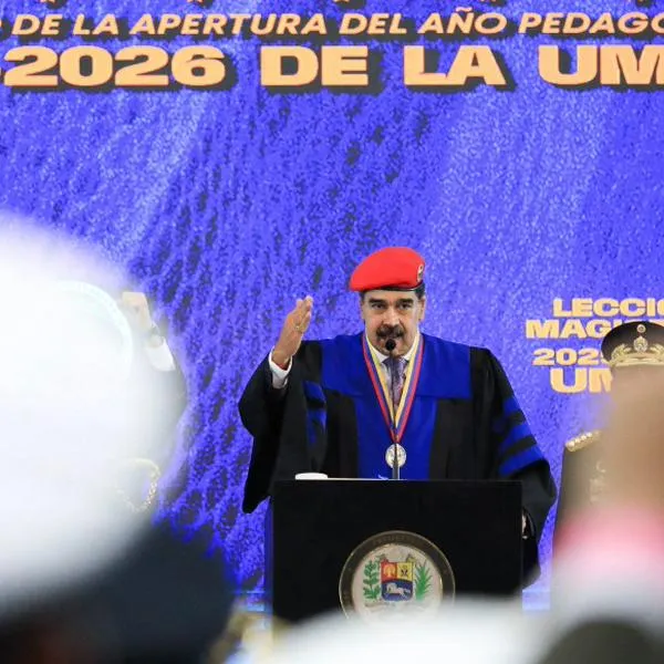 Maduro, al estilo Chávez, lució boina y sacó pecho por reconocimiento militar