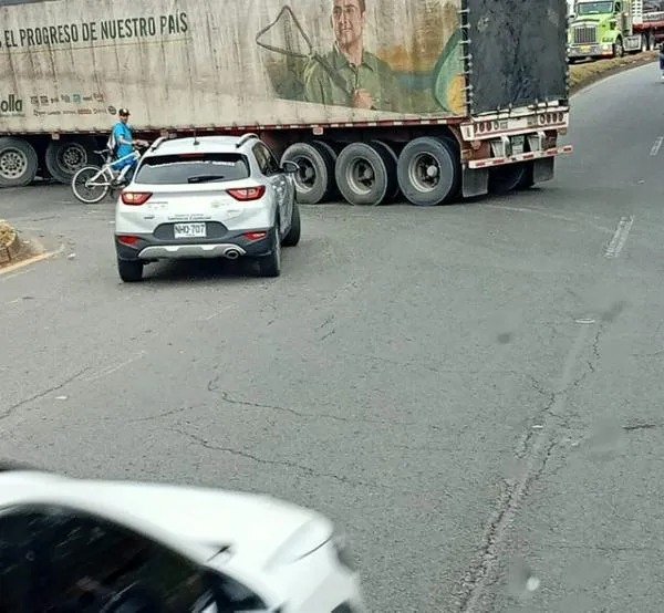 Ojo: esta vía del Eje Cafetero está bloqueada por camión varado, tenga paciencia 