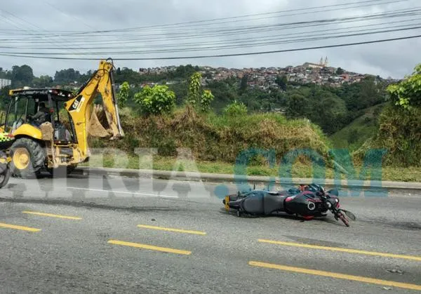 Una mujer resulta lesionada en choque de carro y moto en vía que comunica con la Panamericana, de Manizales