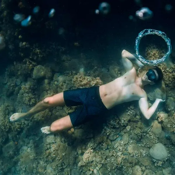Foto de apnea, en nota de cómo fue que hombre duró 29 minutos sin respirar bajo el agua y en dónde nació