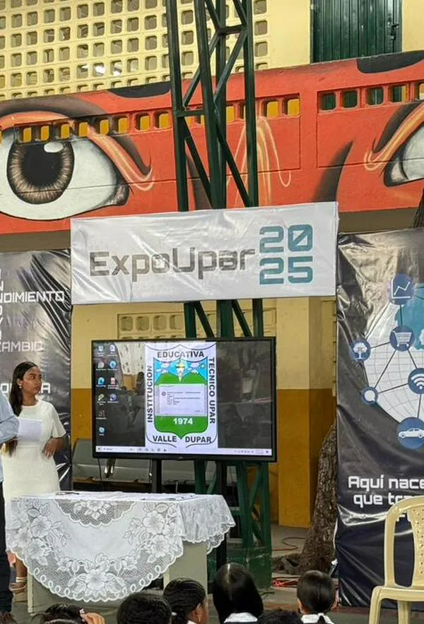 Jóvenes emprendedores de Técnico Upar presentan proyectos en EXPOUPAR 2025