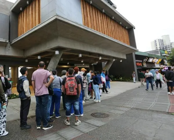 Una larga fila llama la atención en Manizales: llena el andén y la ocupan con gusto, 6 historias de una espera