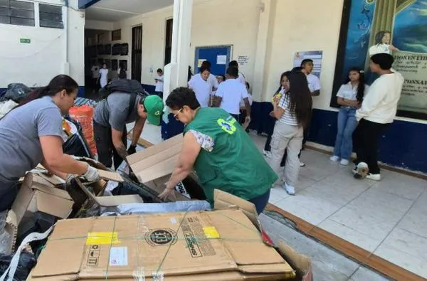 En este colegio de Manizales reciclan y ahorran para comprar canecas de basura: sacan 10 en cuidado ambiental 