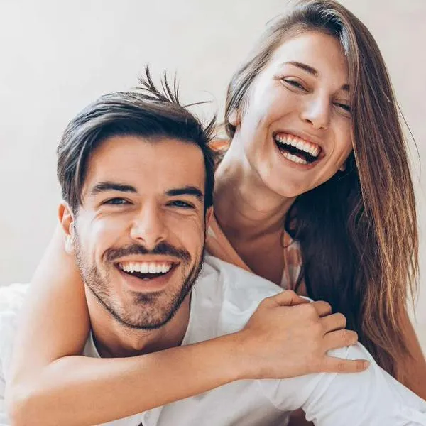 Foto de hombres y mujeres, en nota de por qué las mujeres viven más que hombres, según estudio científico de animales