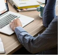 ¿Interesado en estudiar un posgrado virtual en español? Hay becas del 70 % y  100 %