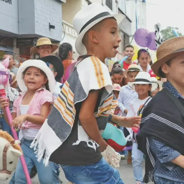 Fiestas de Armenia galoparán con cerca de 3.500 niños y sus caballitos de madera