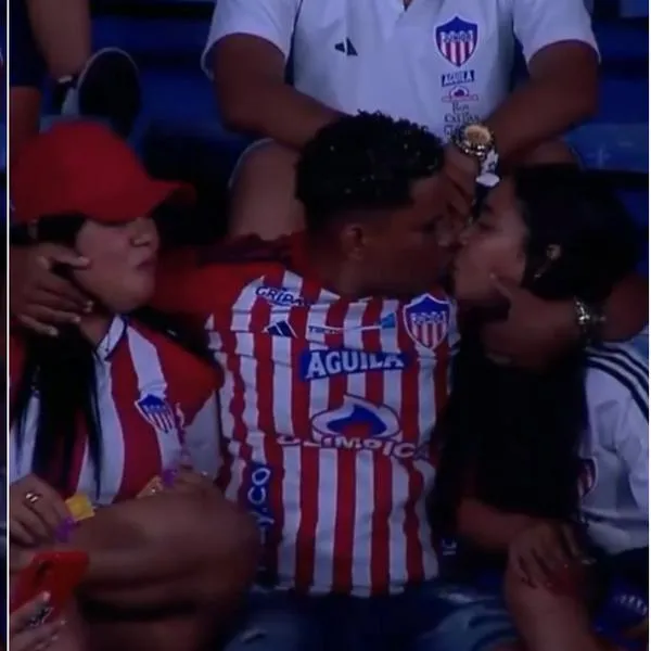 Hincha de Junior apareció en 'kiss cam' del estadio y besó a dos mujeres: video