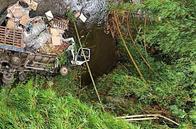Accidente en el Eje Cafetero: conductor perdió el control del camión y cayó a un río, intentan rescatarlo